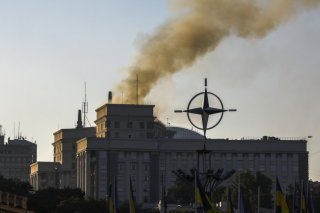 Le bâtiment abritant le conseil des ministres à Kiev était en feu dimanche après avoir été touché par une frappe russe. KEYSTONE/EPA/SERGEY DOLZHENKO